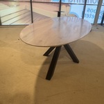 Eettafel, ovaal, naturel eikenhout, zwart metalen spinpoot